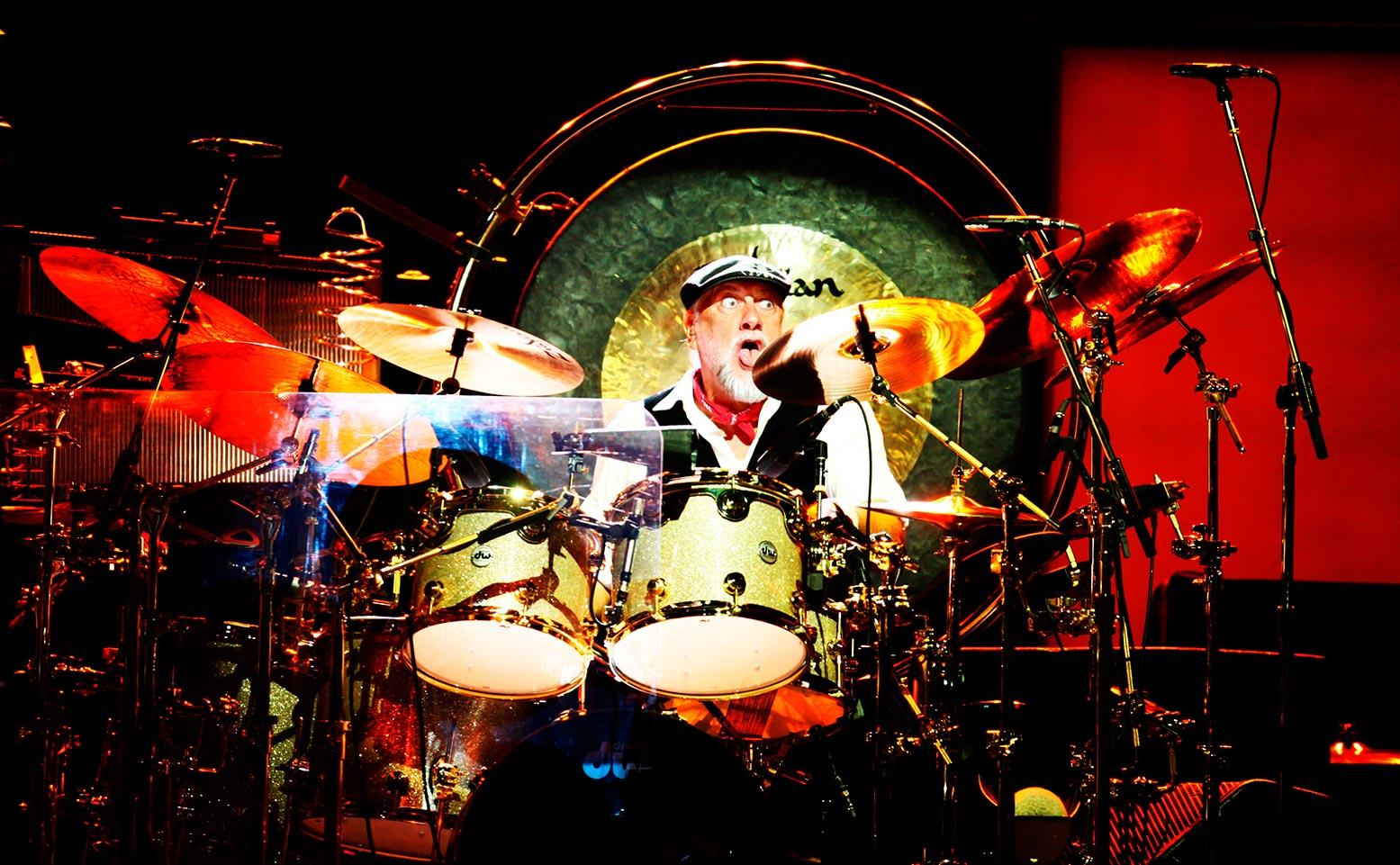 Fleetwood spelar trummor.