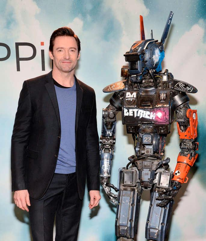 Hugh Jackman gör reklam med en robotpolis från framtidsthrillern ”Chappie”.