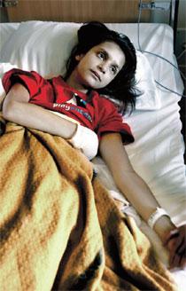 DET BLEV INGEN UPPVISNING Samira har legat på sjukhus i en vecka sedan hon prövade att sluka eld på sin ungdomsgård.