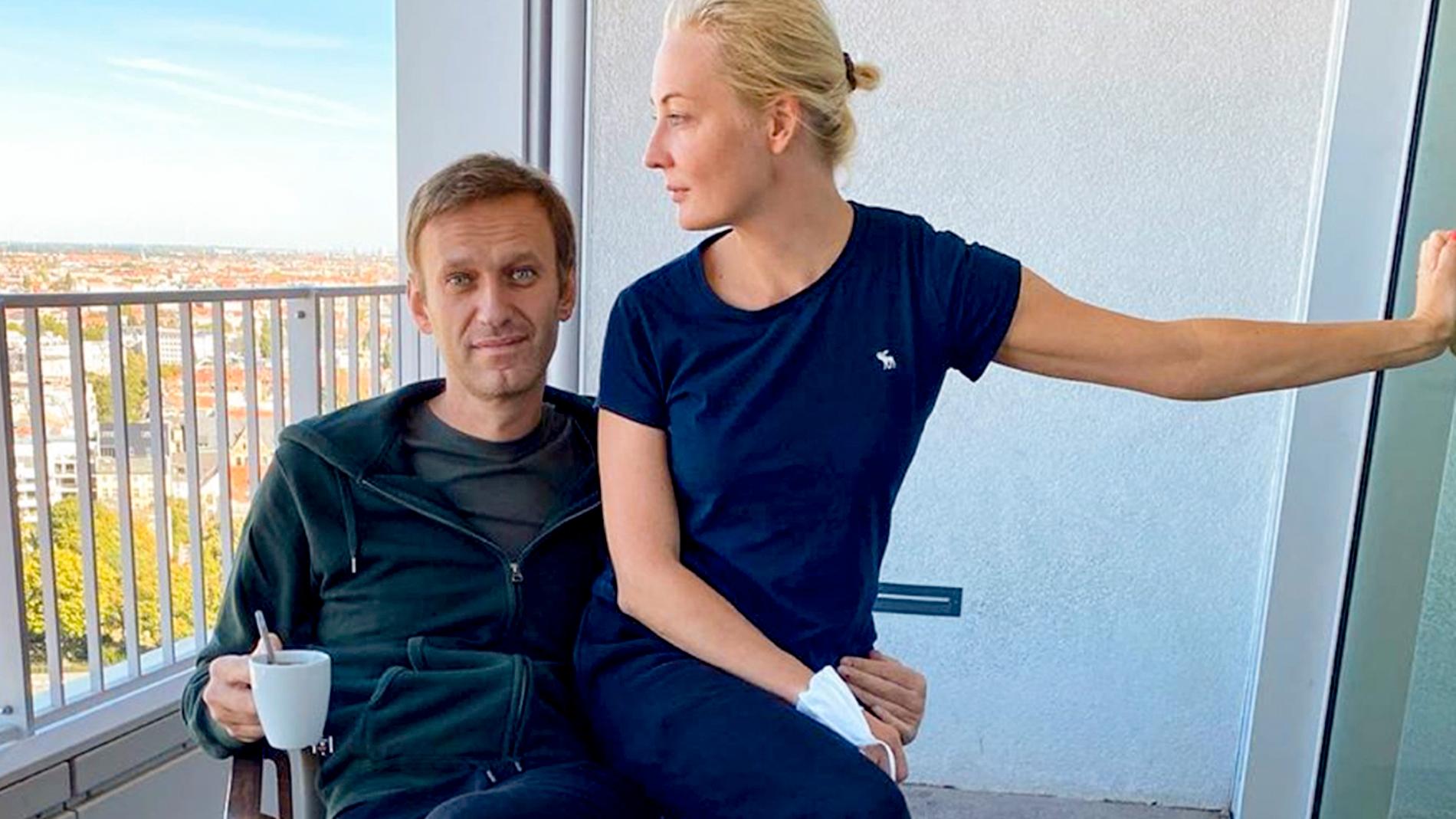 "Den ryske oppositionsledaren Aleksej Navalnyj på en Instagrambild tillsammans med sin fru Julia på sjukhuset i Berlin.