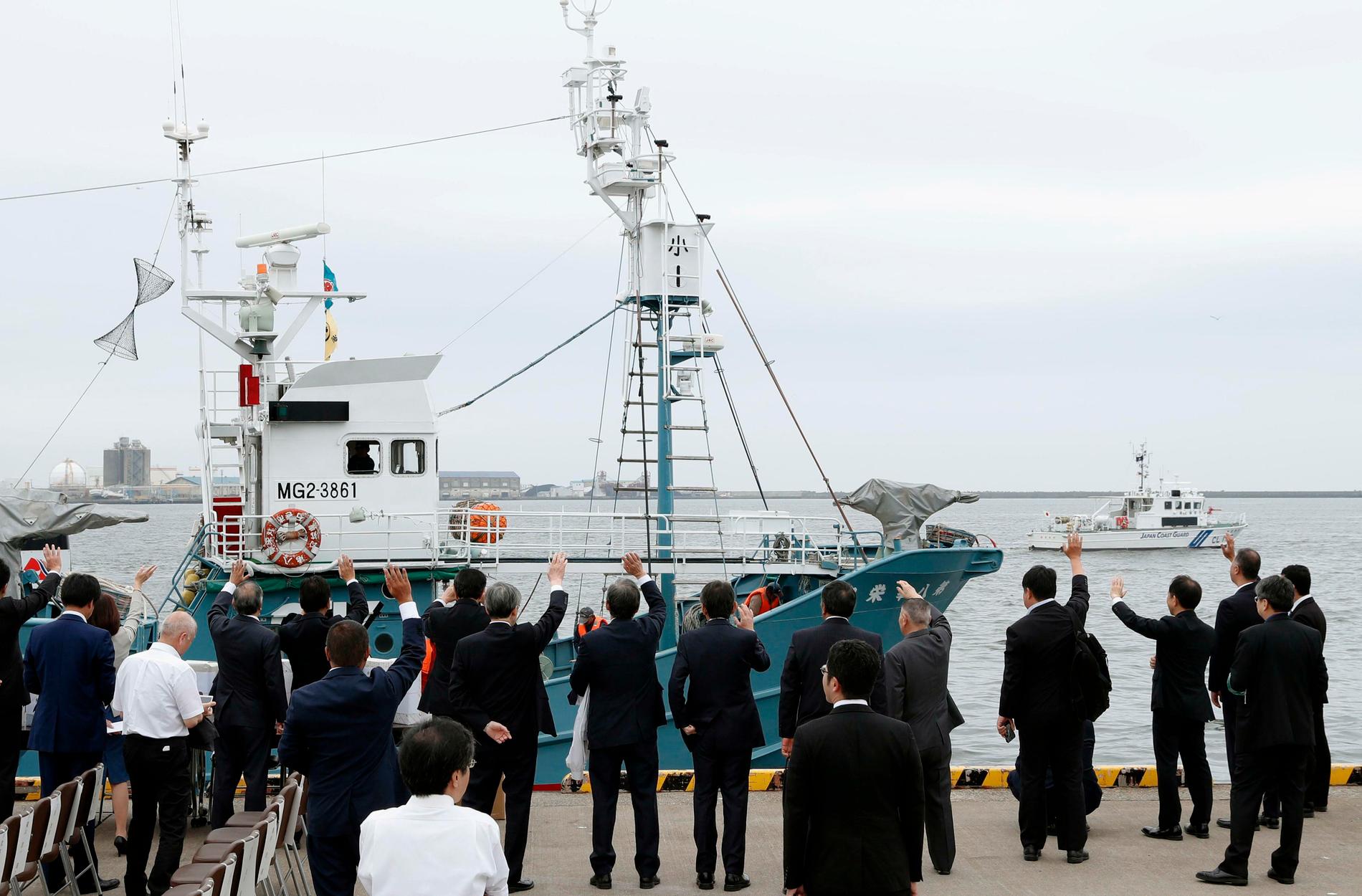 Ett valjaktsfartyg vinkas av i hamnen i Kushiro i norra Japan.