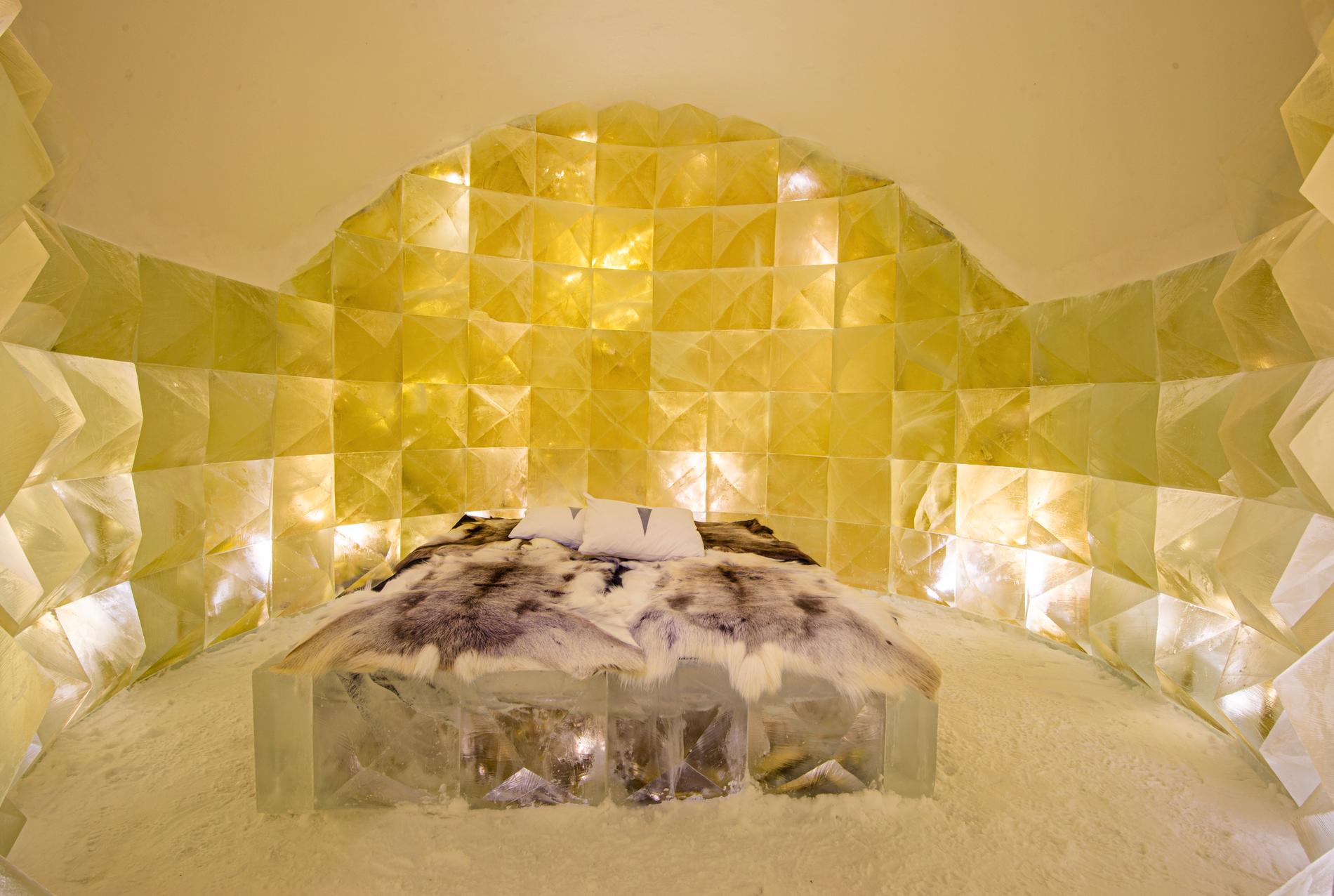 Nicolas Triboulot och Jean-Marie Guitera har skapat rummet ”Golden ice” som står i kontrast mot det annars blå hotellet. 
