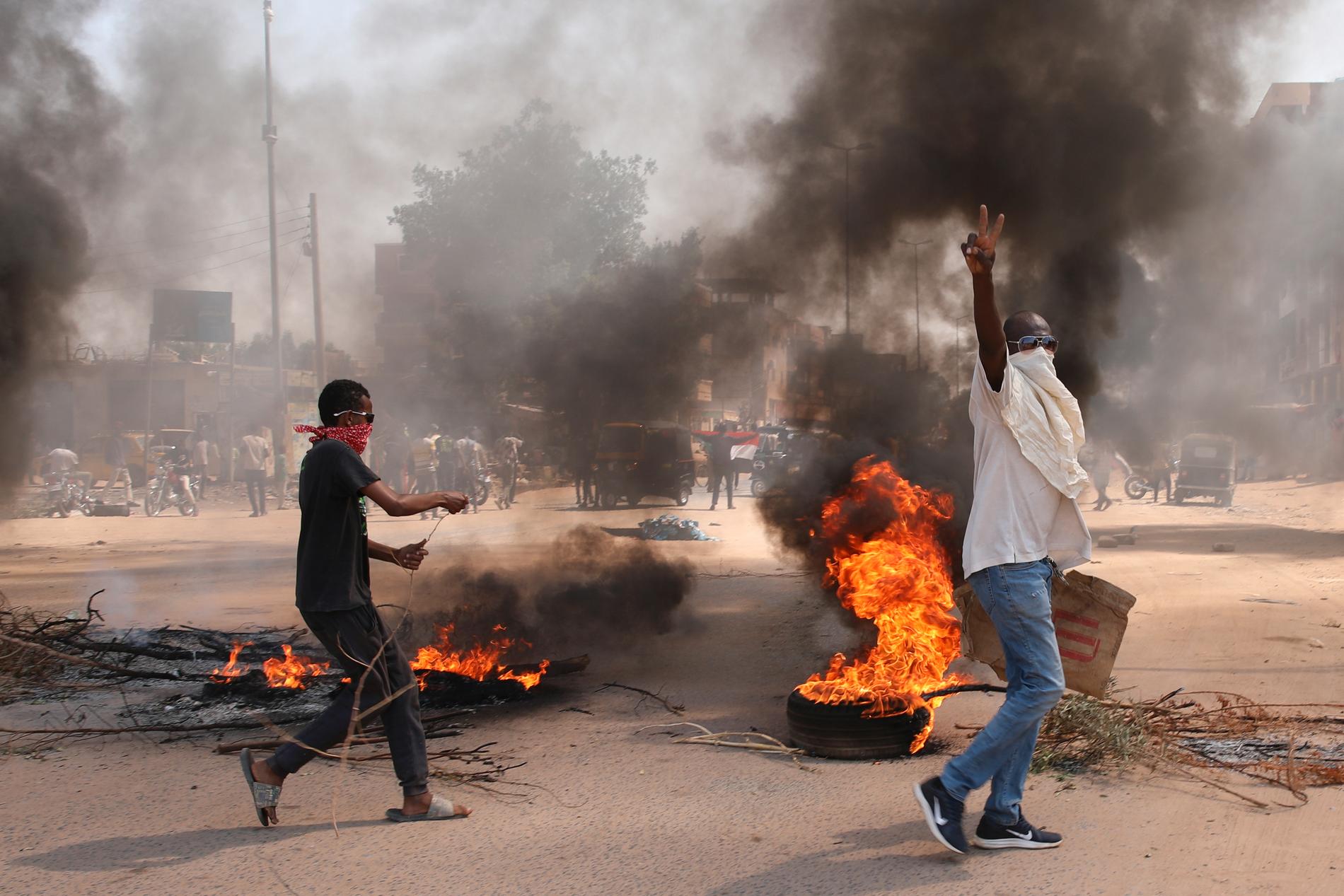 Den senaste tiden har det pågått demonstrationer både för och emot militärt styre i Sudan. Bilden är från Khartum i torsdags – då människor gick ut på gatorna för att kräva en övergång till ett civilt styre i landet.