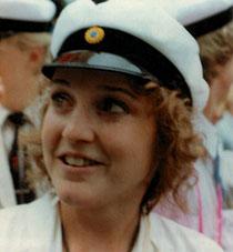 Student Karolina Johnsson på en bild från sin studentexamen 1984.