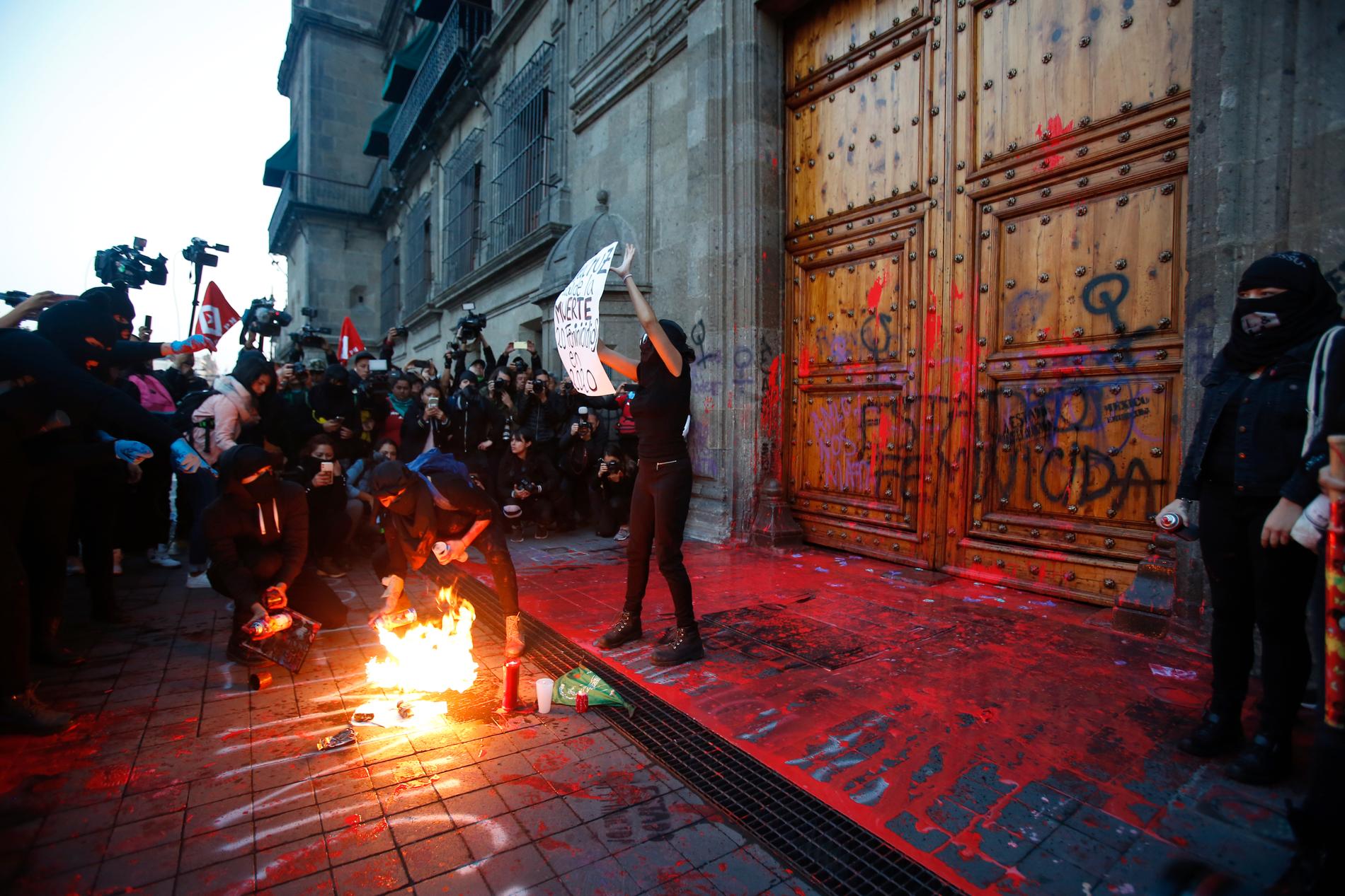 En grupp mexikanska kvinnor protesterade mot de många kvinnomorden i landet utanför presidentpalatset i Mexico City.