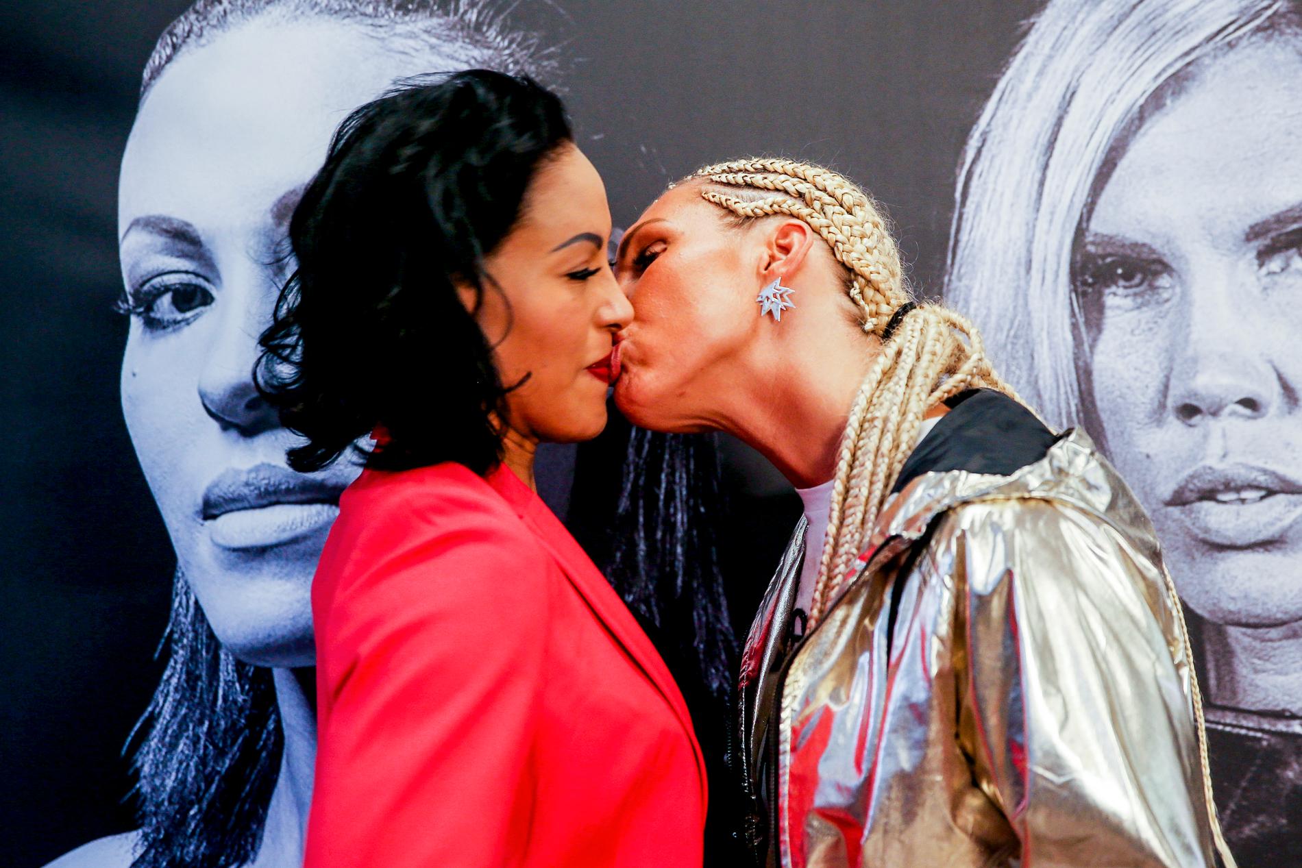 Den svenska boxaren Mikaela Lauréns kysste oväntat sin rival Cecilia Brækhus på en presskonferens inför helgens titelmatch i Norge.