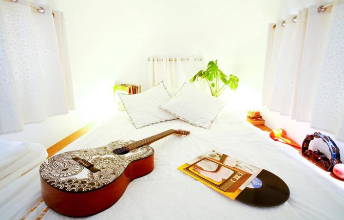 Om du gillar att spela gura i sängen, precis som John Lennon och Yoko Ono brukade göra, så ska du hyra rummet "Ballad of John and Yoko. Gitarren ingår.