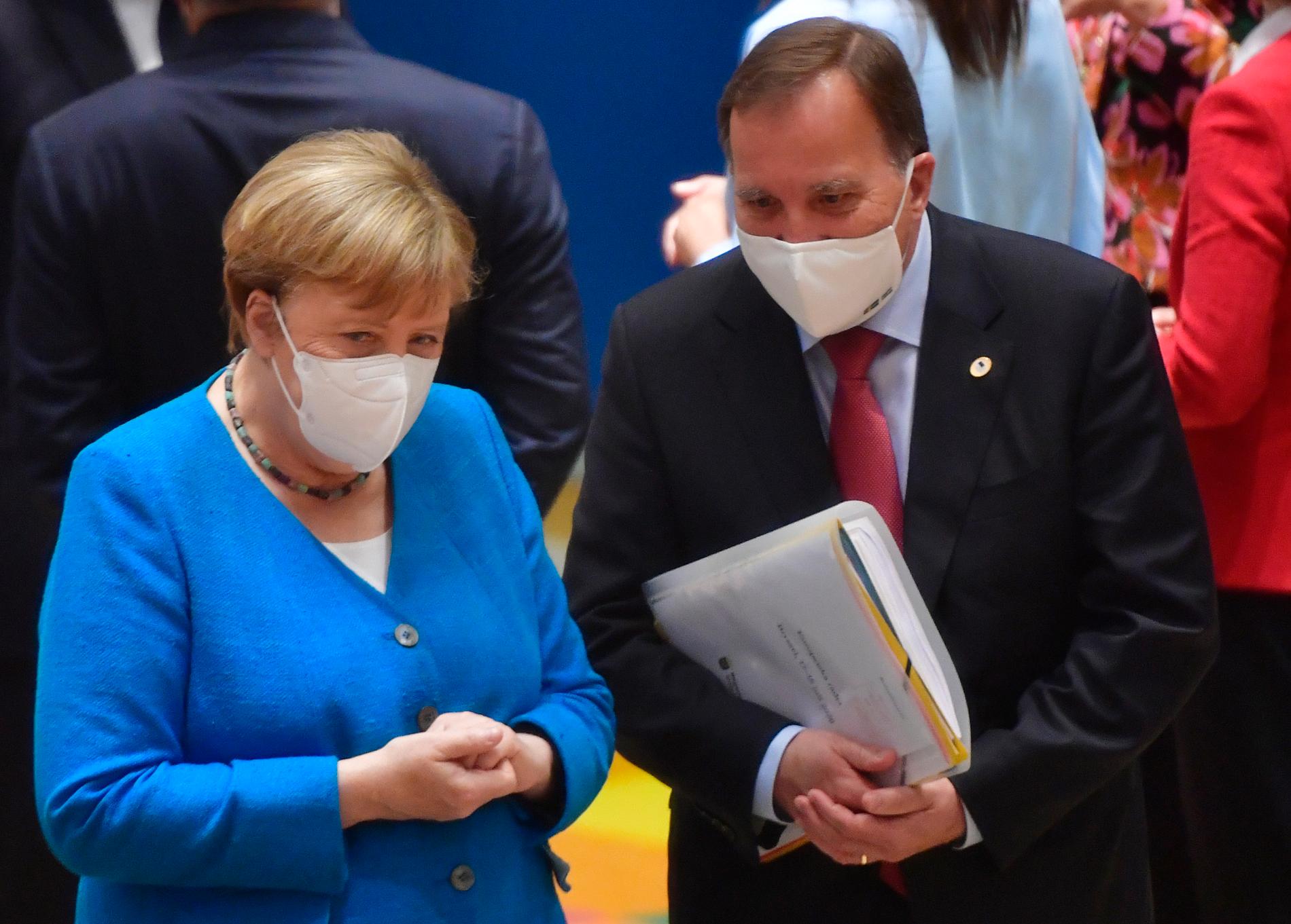 Tysklands förbundskansler Angela Merkel och Sveriges statsminister Stefan Löfven bär munskydd i samband med EU-toppmötet i Bryssel.