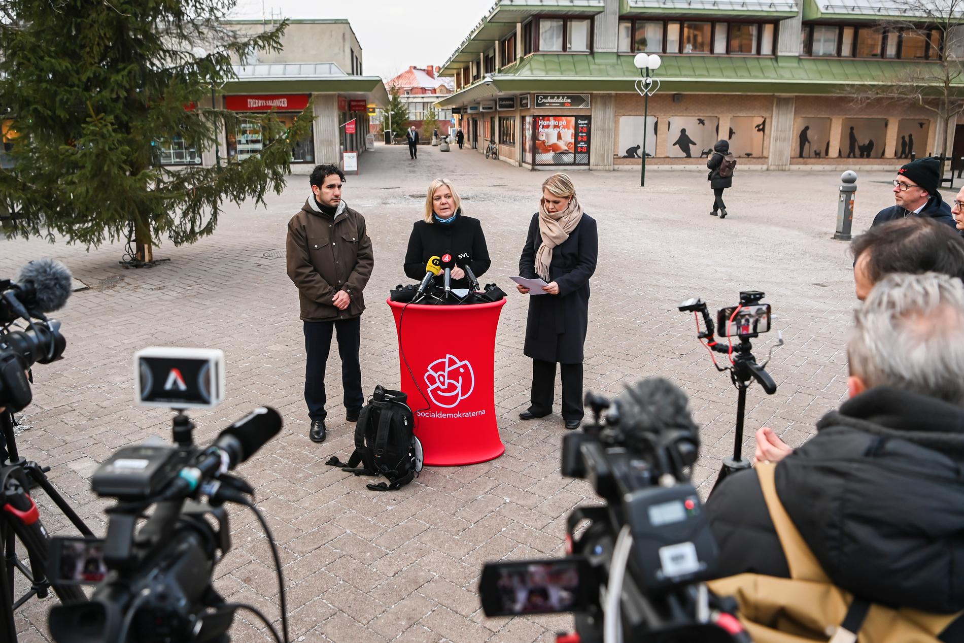 På fredagsförmiddagen höll Magdalena Andersson en pressträff i Dalen centrum i Stockholm om kampen mot gängkriminaliteten. 