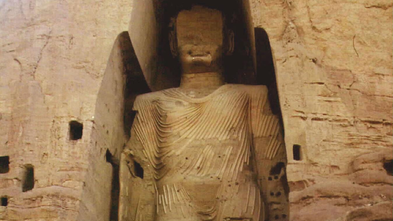 Bilden visar en av Buddhastatyerna i Bamiyan under tiden som den förstördes. Bland annat är huvudet förstört. Arkivbild.