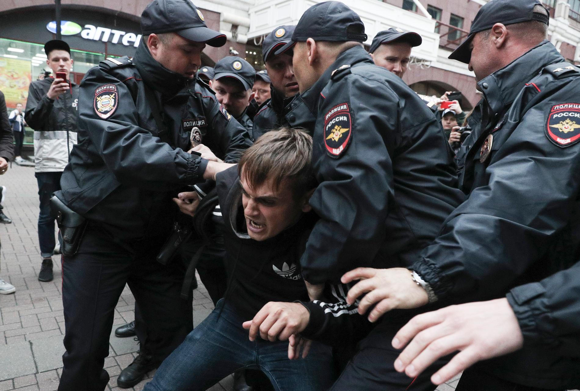 En demonstrant grips av polis under en protest i Moskva i lördags.