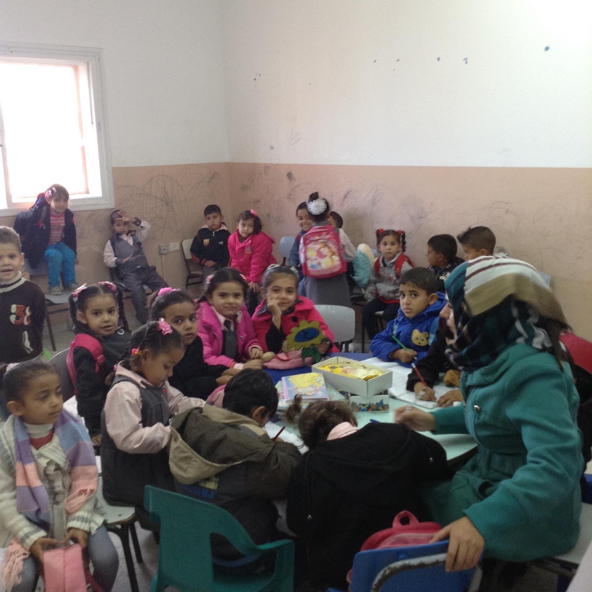 I en skola inte långt från gränsen till Israel fortsatte undervisningen. 