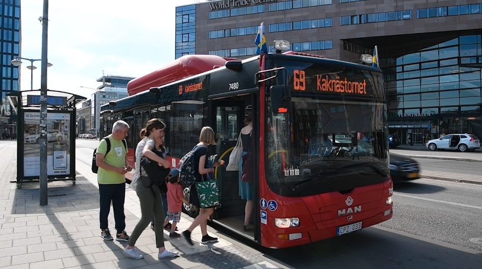 Sex av tio av de bussar som Aftonbladet har åkt i skulle vara olagliga för djurtransport.
