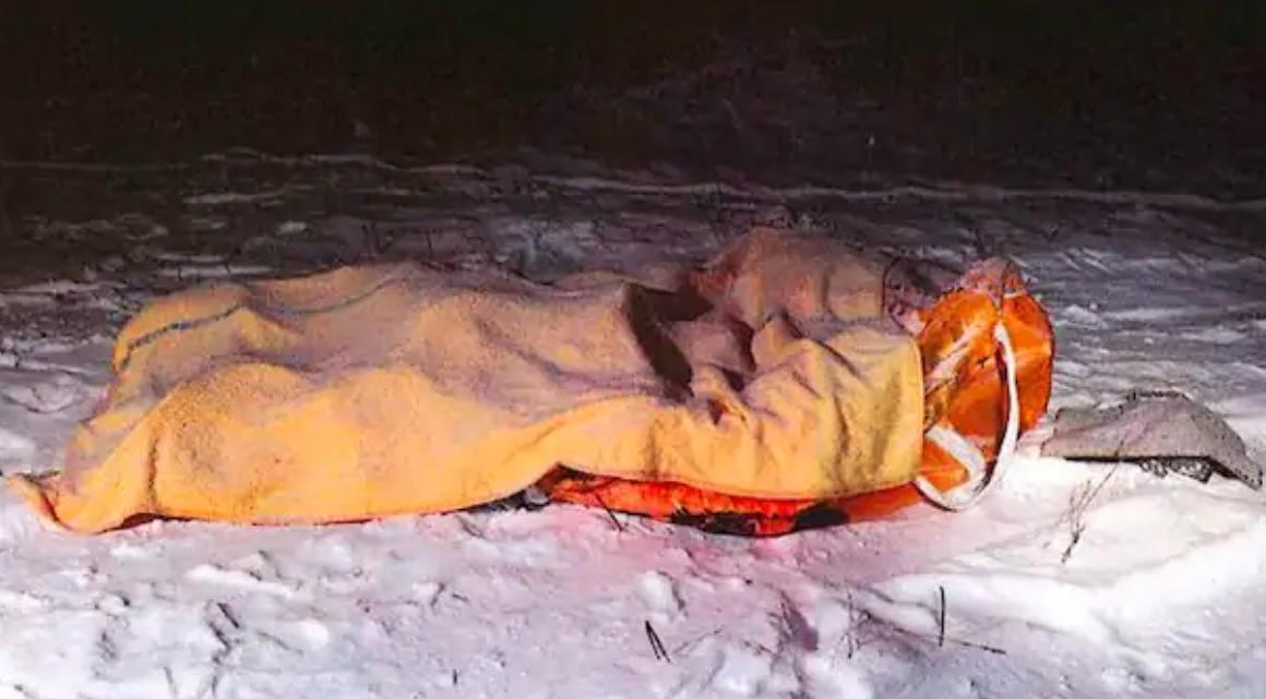 I den här säcken dumpades kvinnan i snön - men hon lyckades efter flera timmar ta sig loss - annars hade hon frusit ihjäl. 