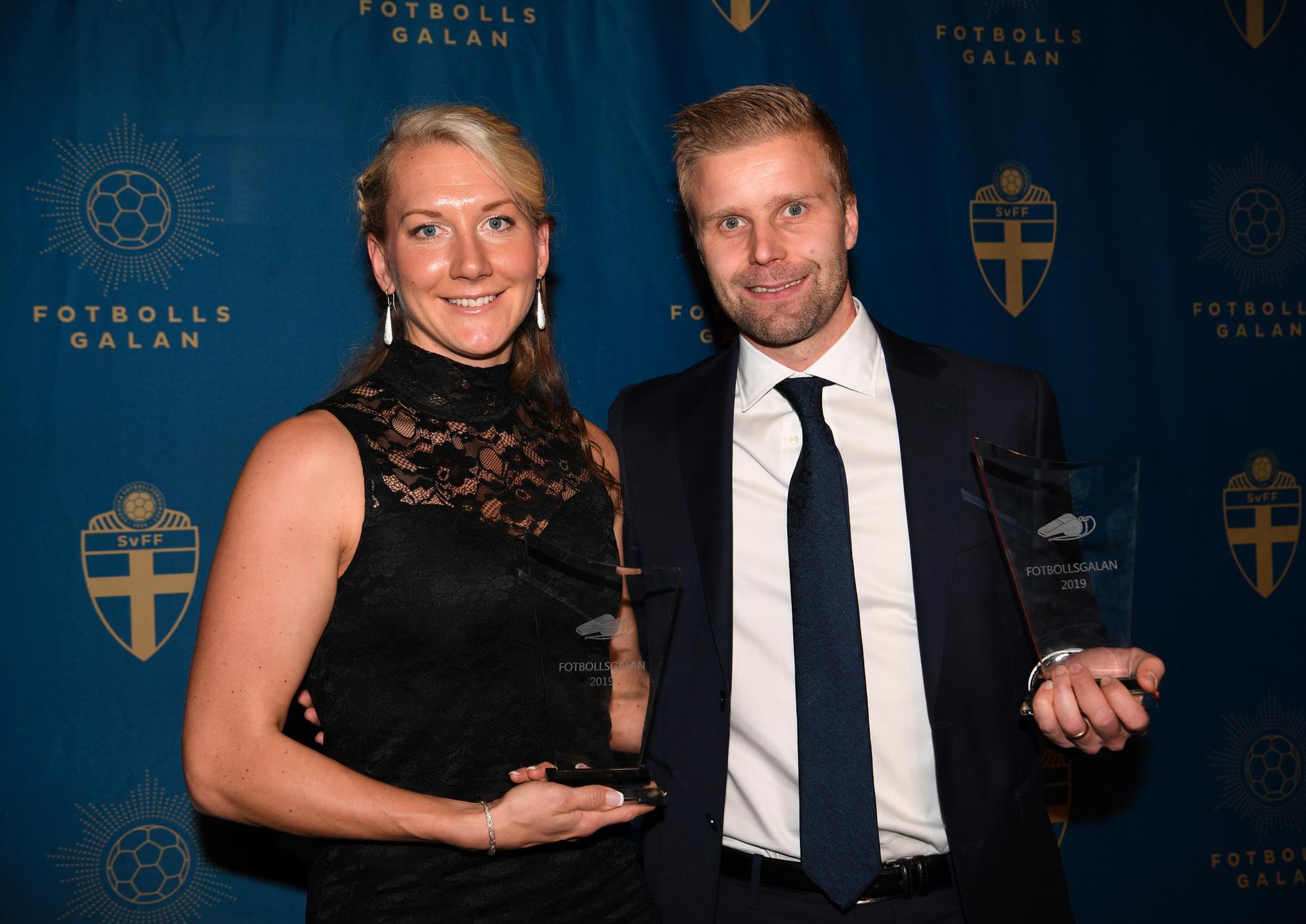 Tess Olofsson och Glen Nyberg får priset "Årets domare" på fotbollsgalan 2019.