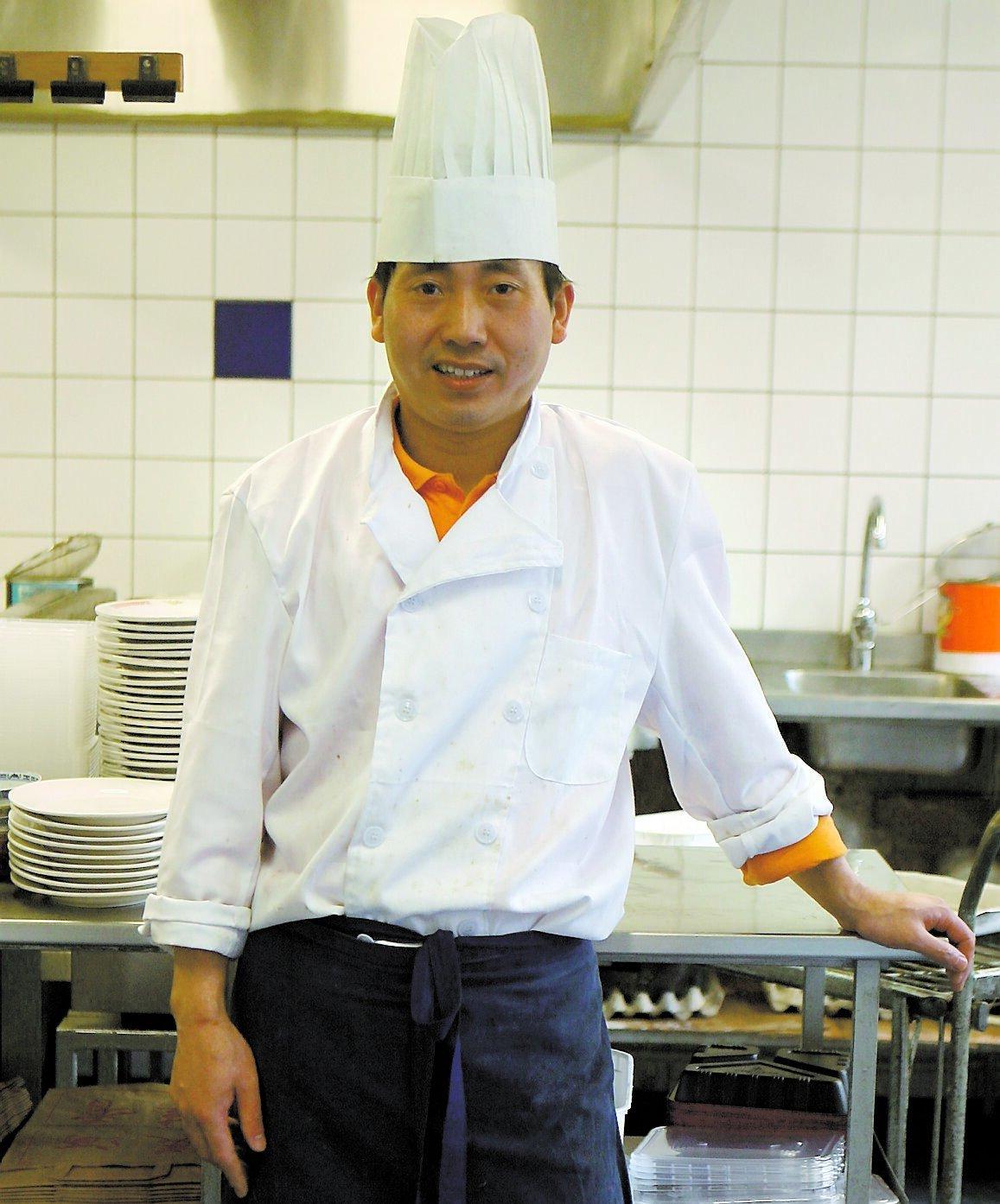 NYANSTÄLLD Wang Dong Xiang från Shanghai arbetar på restaurang Freden.