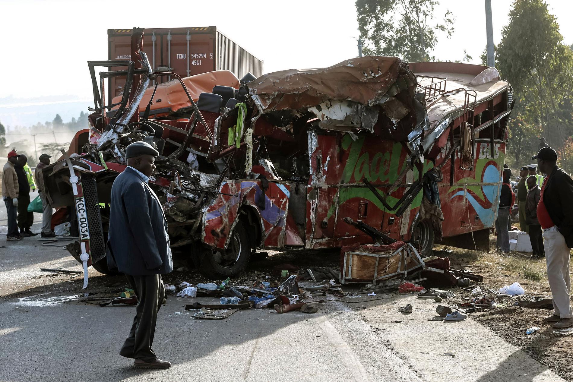Trettiosex människor omkom i en bussolycka i Kenya natten till söndag.