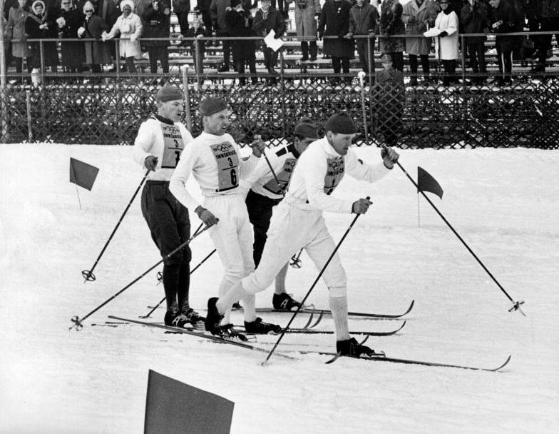 Tredje växlingen vid stafetten 4x10 km vid OS i Innsbruck 1964. Janne Stefansson växlar till Assar Rönnlund, längskidåkare Sverige, och Kalevi Laurila växlar till Eero Mäntyranta, Finland landslaget