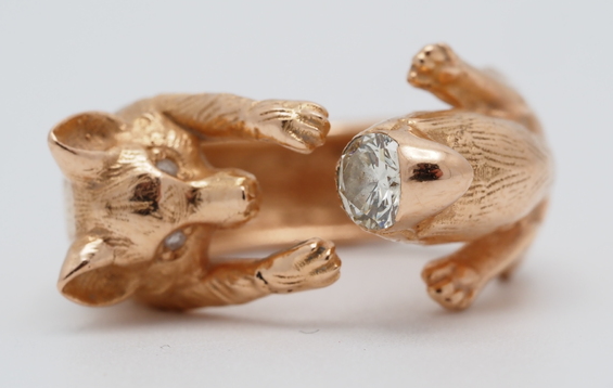 Ringen är av guld i 18 karat, och kan köpas till högstbjudande på auktion.