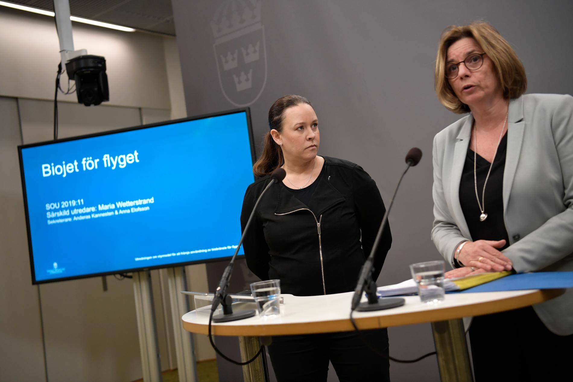 Maria Wetterstrand överlämnar utredningen om bioflygbränsle till miljö- och klimatminister Isabella Lövin. Arkivbild.