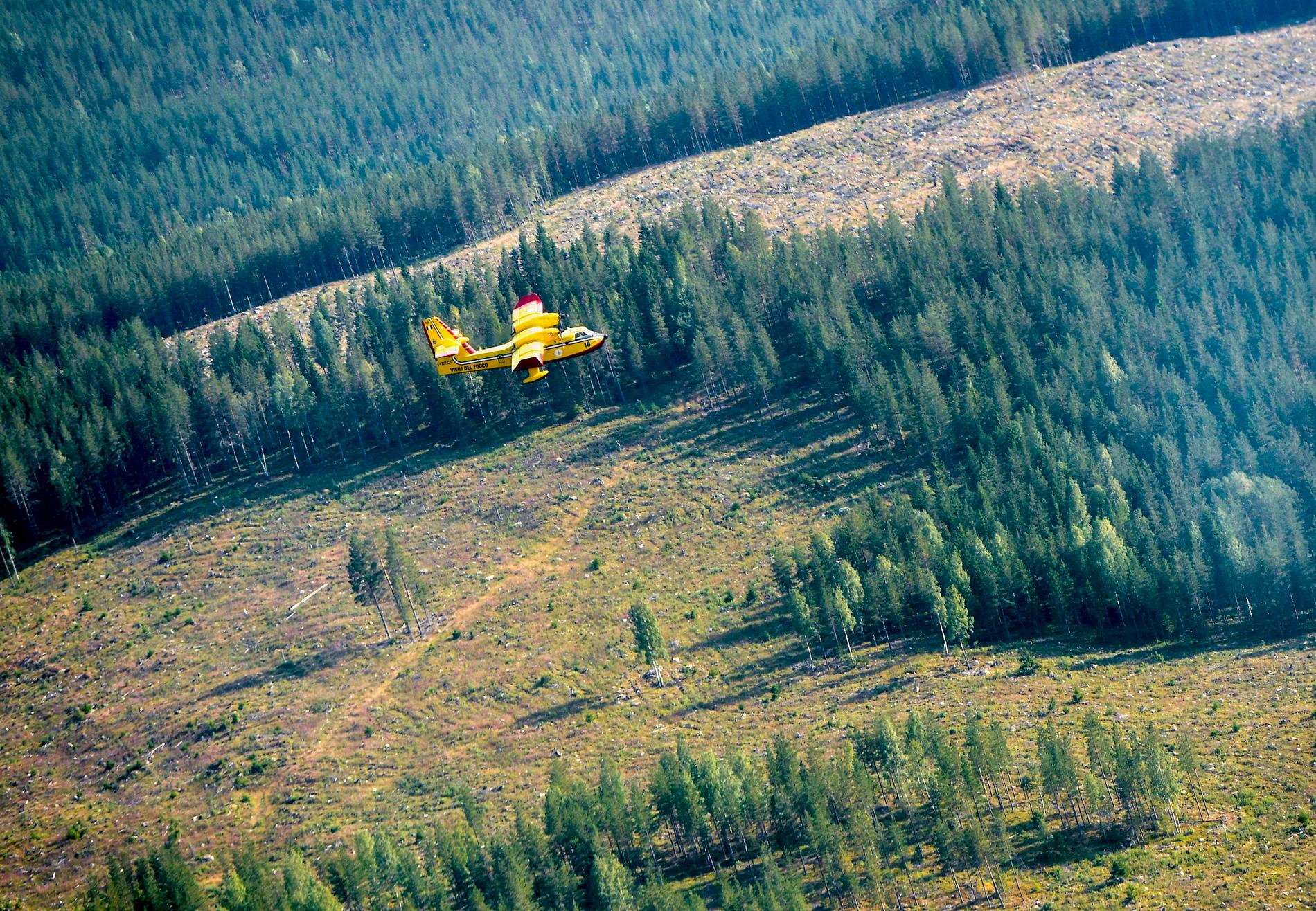 Ett italienskt brandflygplan i arbetet med att bekämpa den omfattande skogsbranden utanför Ljusdal under sommaren 2018.