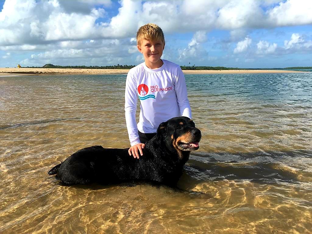 Alfonso på stranden med hunden Balto.
