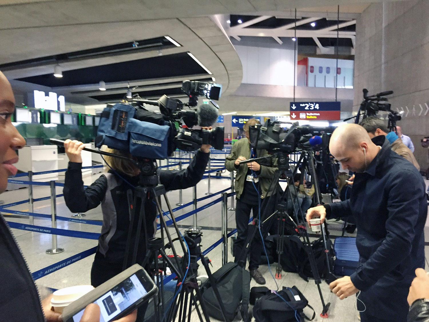 Pressen började samlas tidigt på morgonen på flygplatsen i Paris.