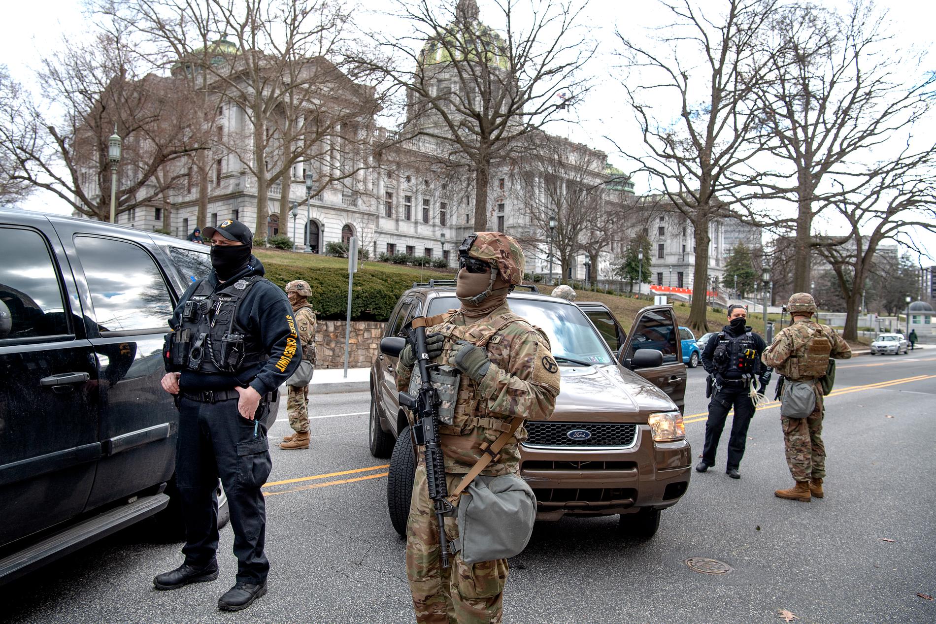 Polisen och nationalgardet bevakar Harrisburg State Capitol i väntan på protester.