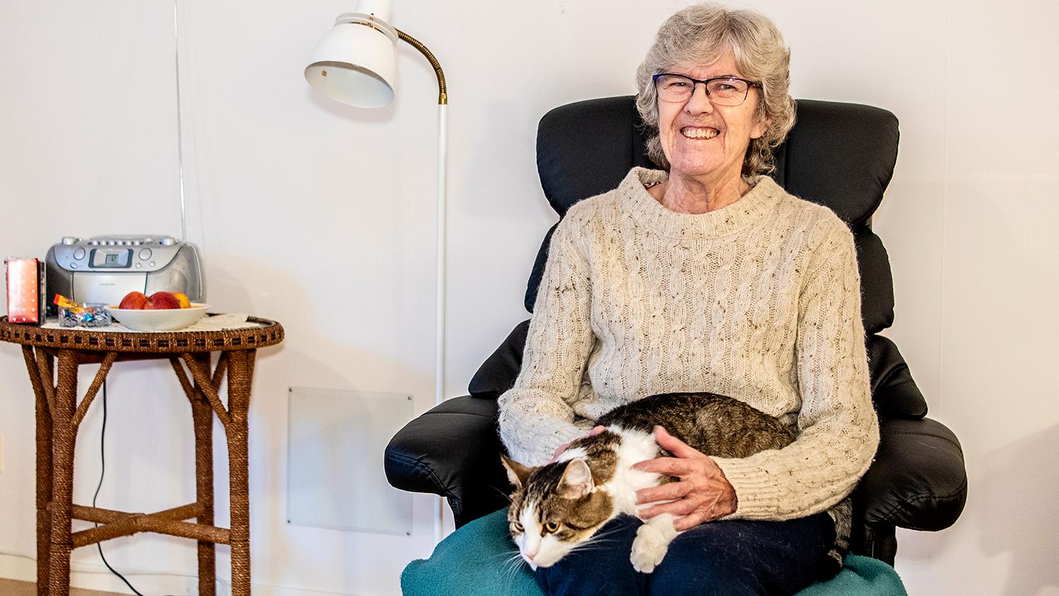 Ann-Louise Kristensen älskar katten Kurre på Attendo Vårdbo i Norrtälje. De har inte känt varandra länge, men är redan bästa vänner. ”Han betyder allt för mig”, säger hon och skrattar. 