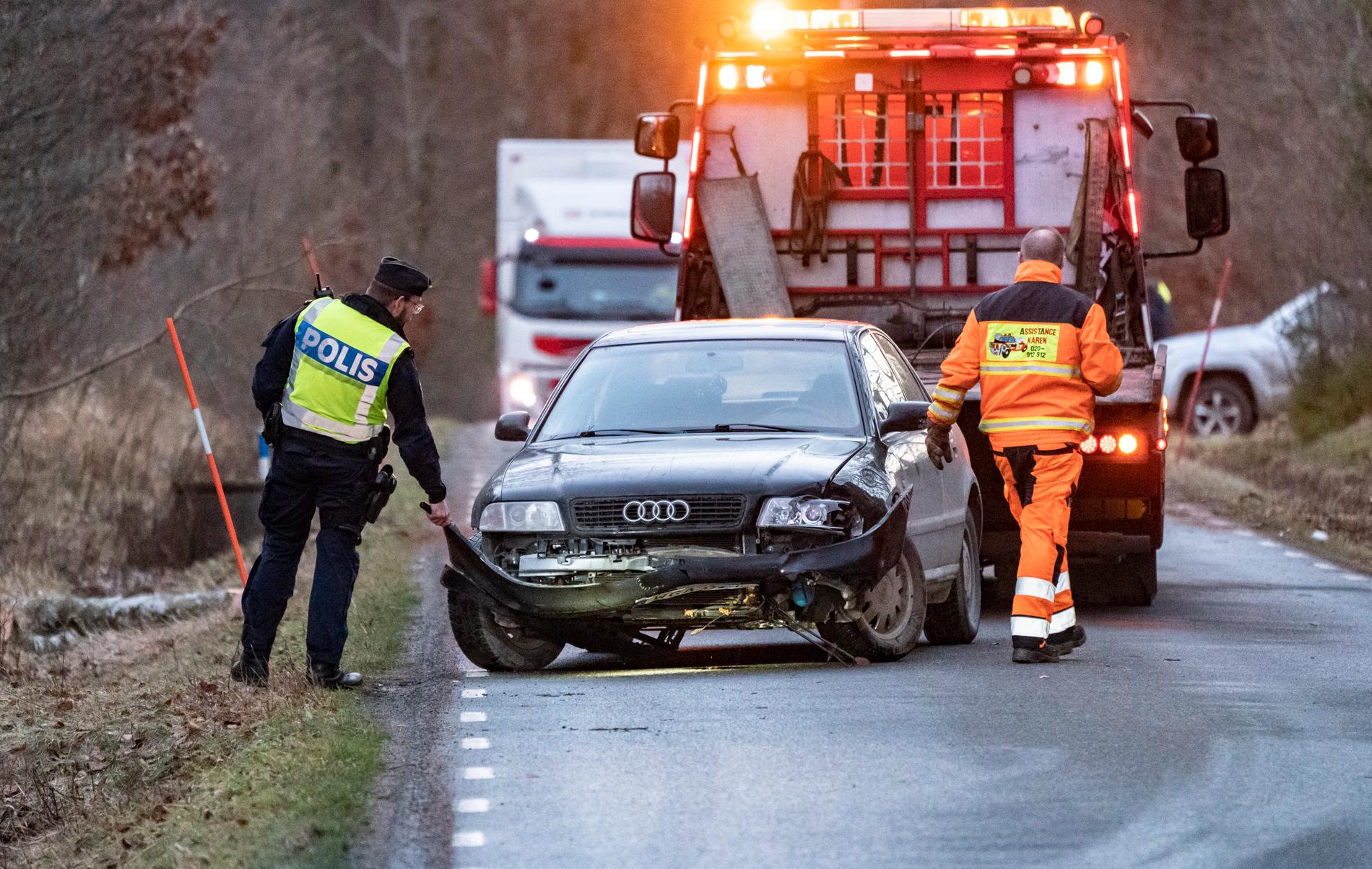 Tre personer har förts till sjukhus efter en olycka utanför Kristianstad där ett träd fallit över vägen.