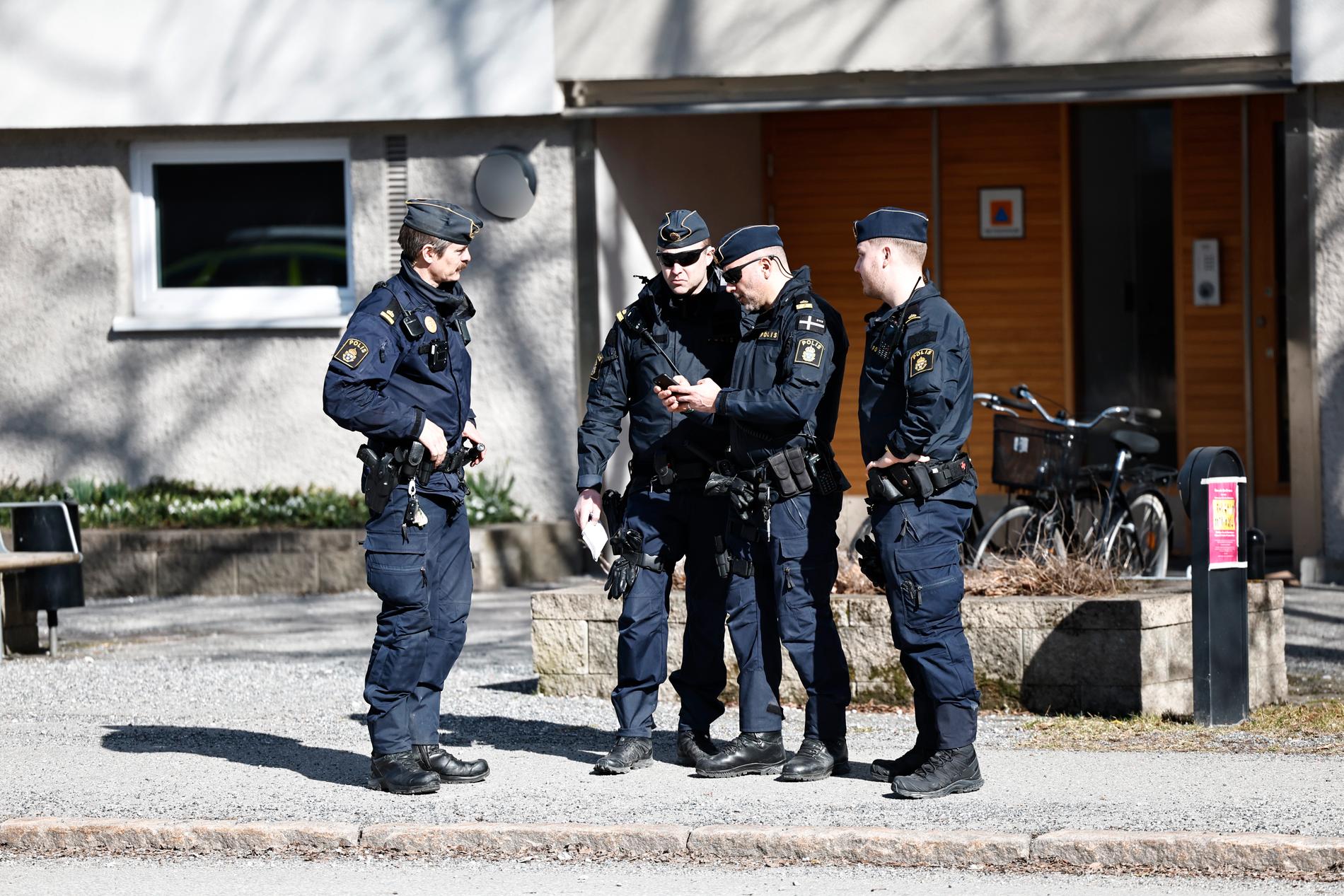 Polisen är på plats efter sprängningen i Åkersberga.