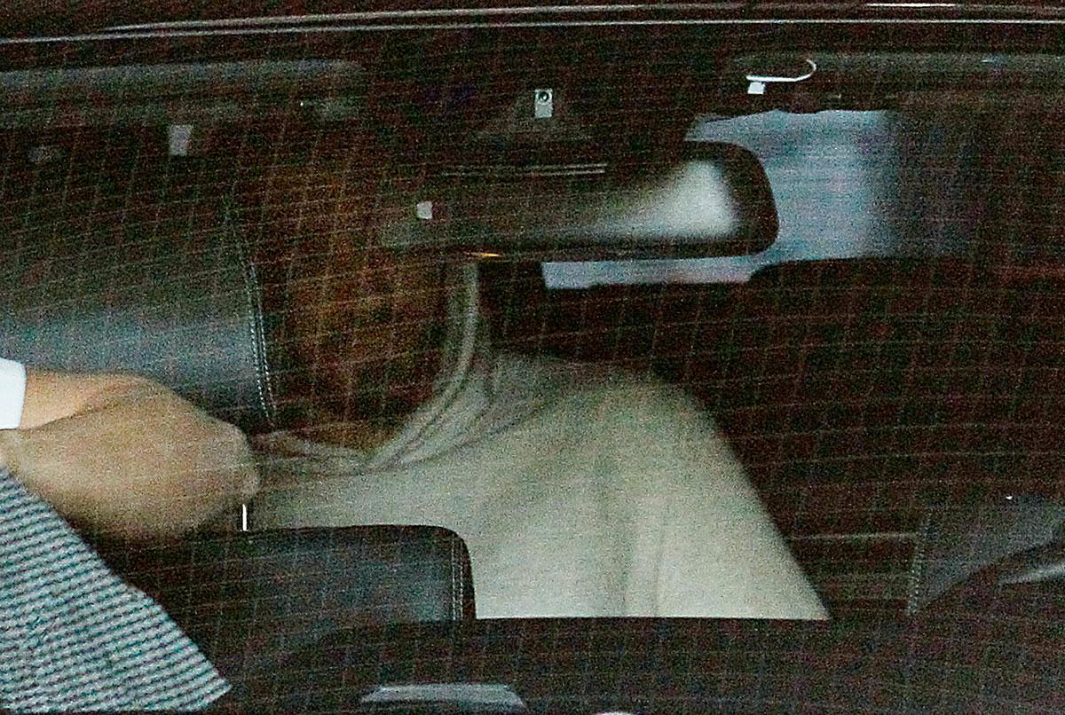 Benzema lämnade domstolen i Versaille i bil.