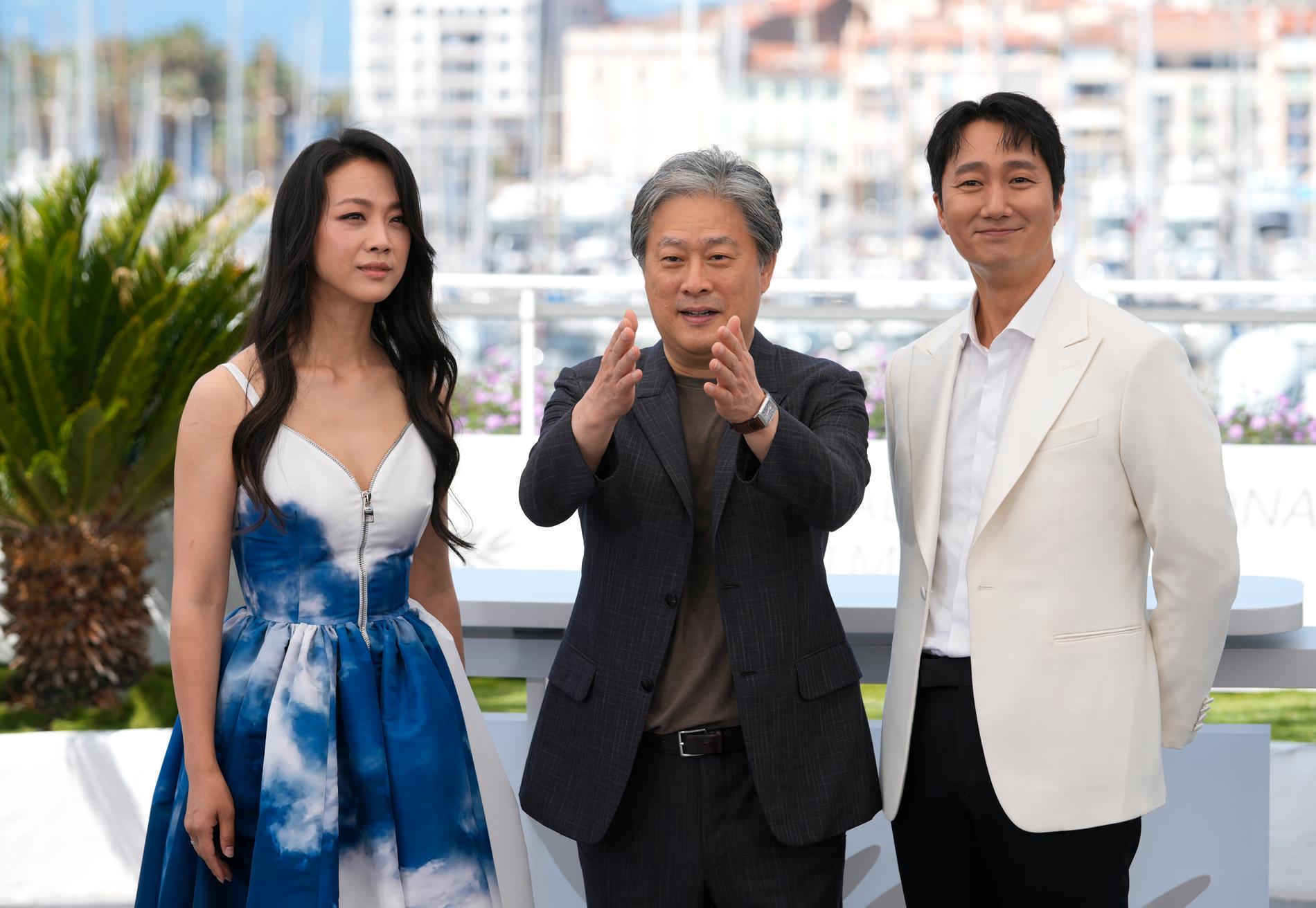 Park Chan-Wook i mitten, tillsammans med skådespelarna Tang Wei och Park Hae-Il på filmfestivalen i Cannes där "Decision to leave" hade världspremiär. Arkivbild.