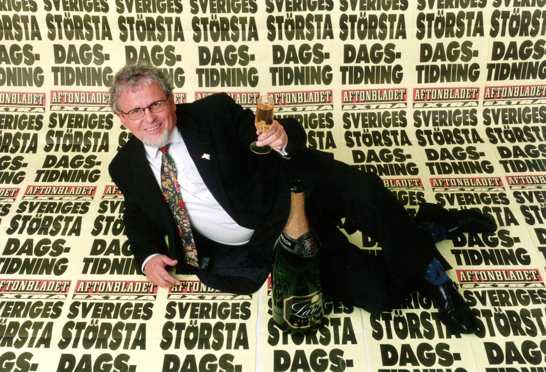 Chefredaktör Thorbjörn Larsson på löpsedlar med rubriken ”Sveriges största dagstidning”. 