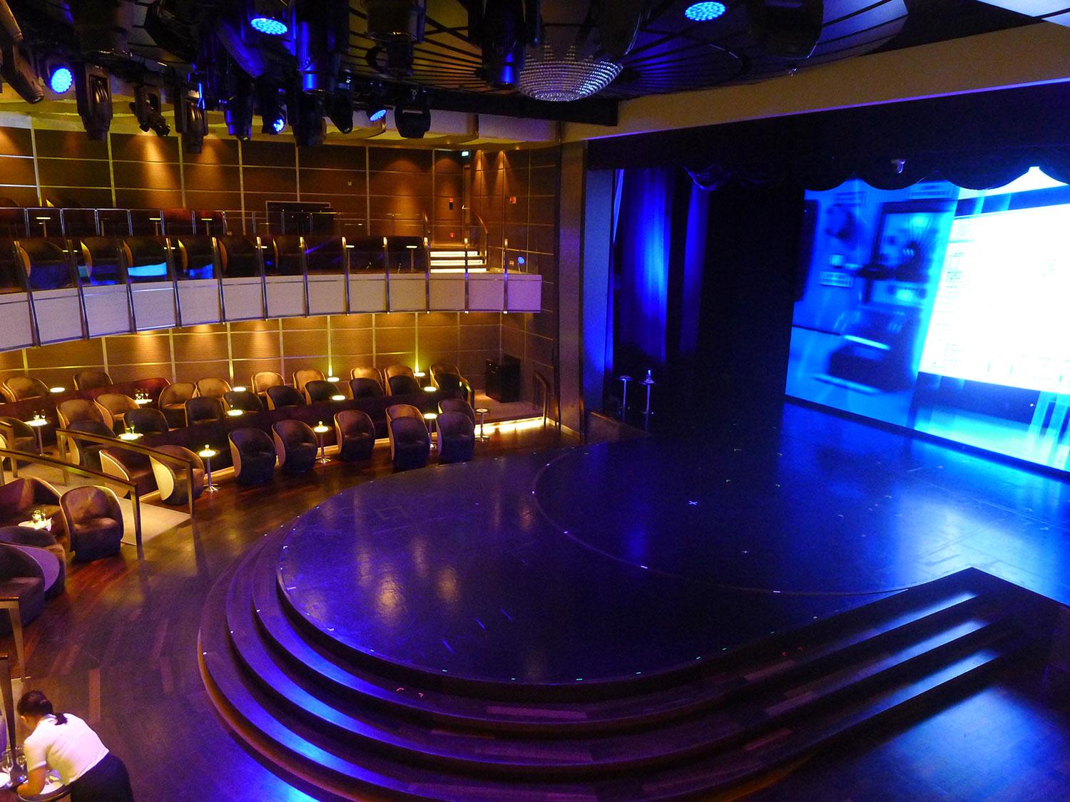 I fartygets teatersalong ges föreställningar varje kväll – av skiftande kvalitet...