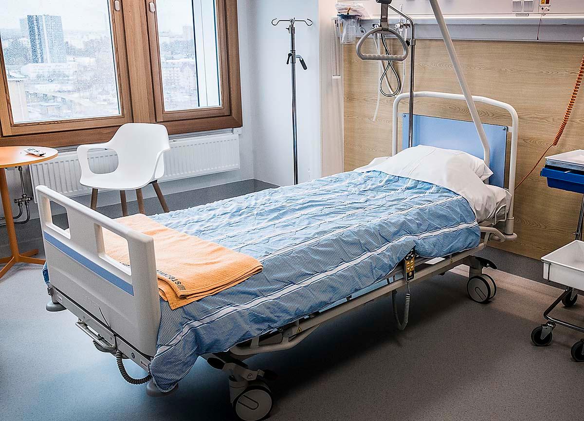 Tom säng på Nya Karolinska i Stockholm. Nära 400 av sjukhusets vårdplatser var stängda i december på grund av personalbrist.