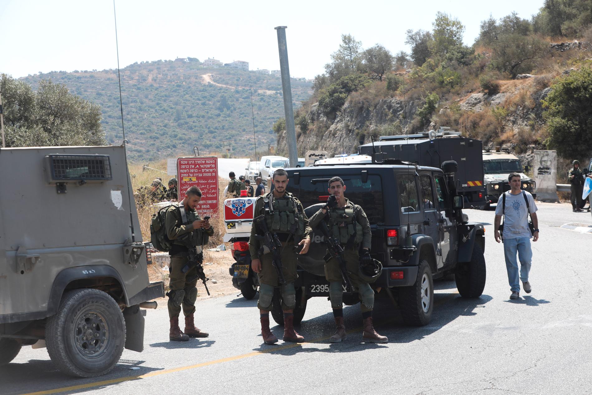 Israelisk militär säkrar området vid bosättningen Dolev på Västbanken.