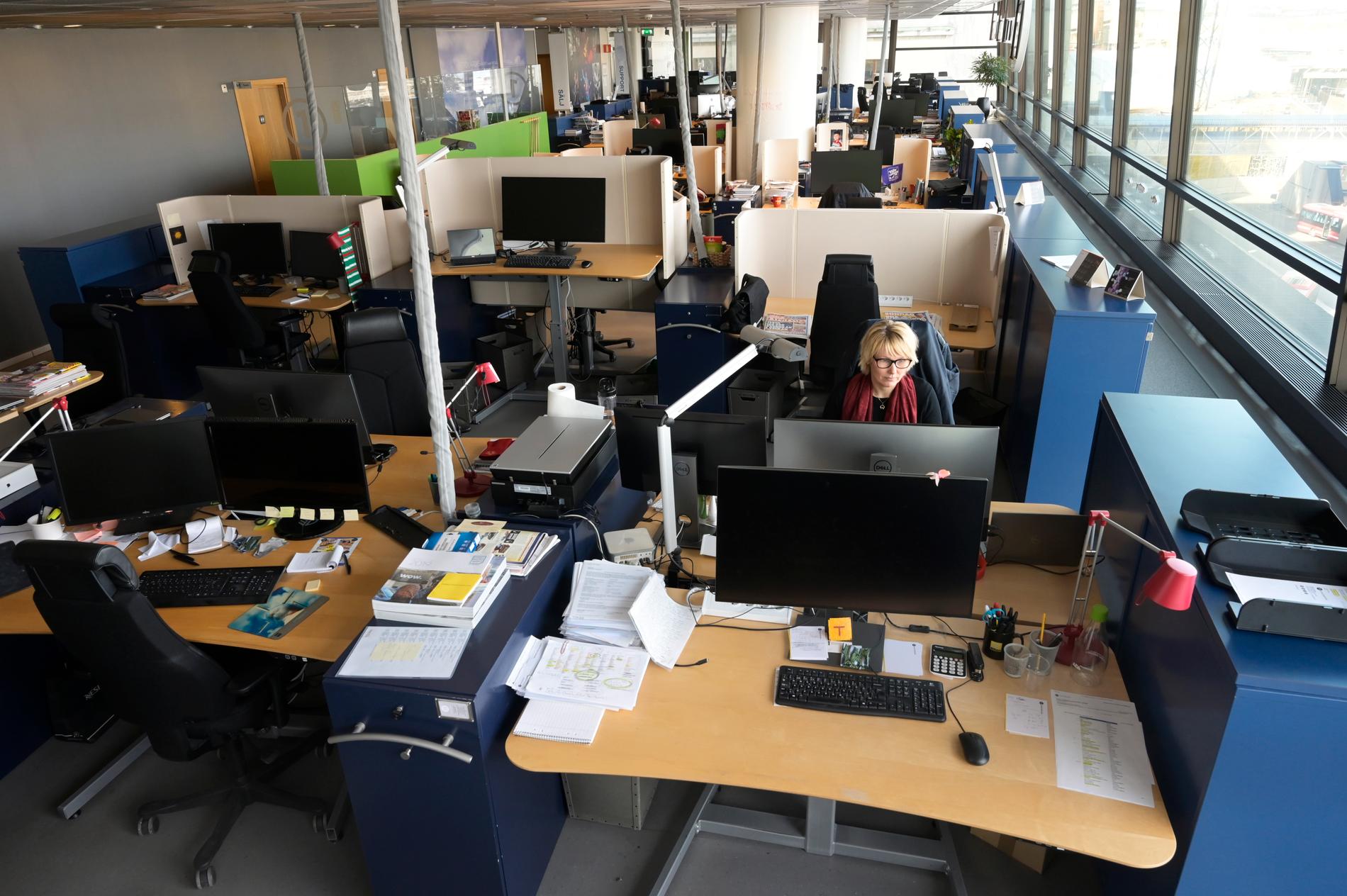 En ensam medarbetare jobbar på ett i övrigt öde kontor. Så ska det inte se ut inom Ronneby kommun, enligt ett nytt beslut. Arkivbild.