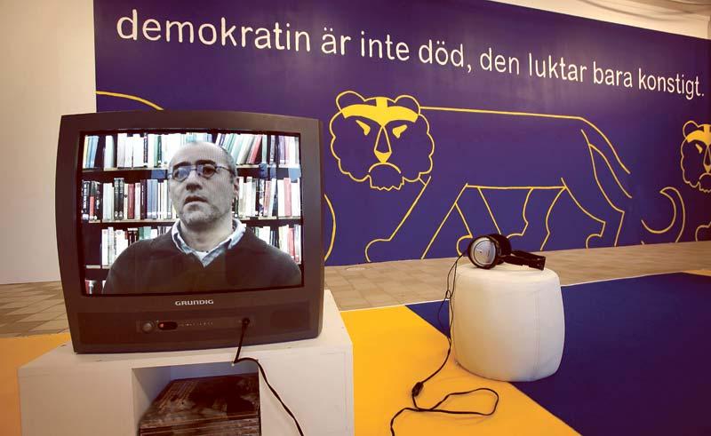 Konsthall C visar ett videoverk där Sverigeboende latinamerikaner intervjuas om den svenska demokratin.