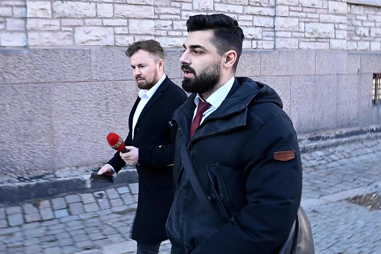 Försvarsadvokaten Neo Barstedt drog in närmare tio miljoner kronor förra året. Nu kan Aftonbladet avslöja hur han lurar domstolarna genom att lämna osanna uppgifter.