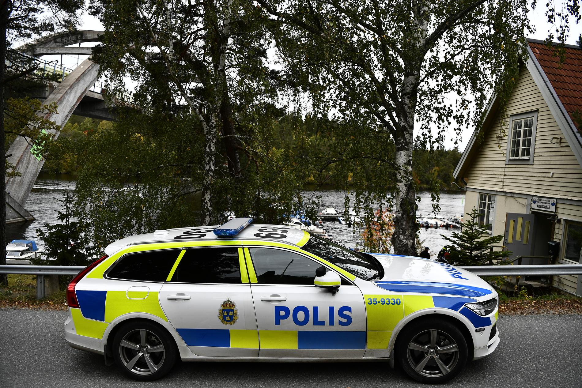 Polis på plats vid Stäket i Järfälla.