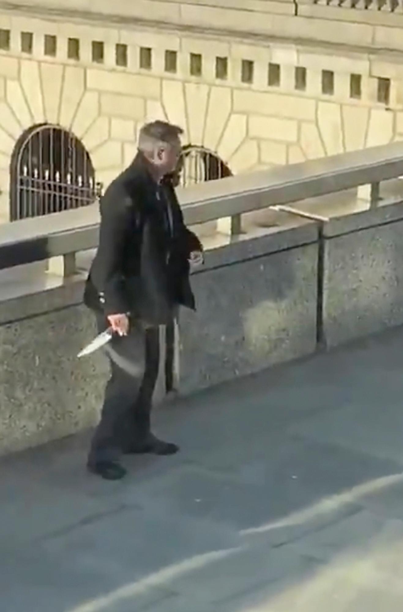 En stillbild från en video visar en åskådare som håller en kniv.