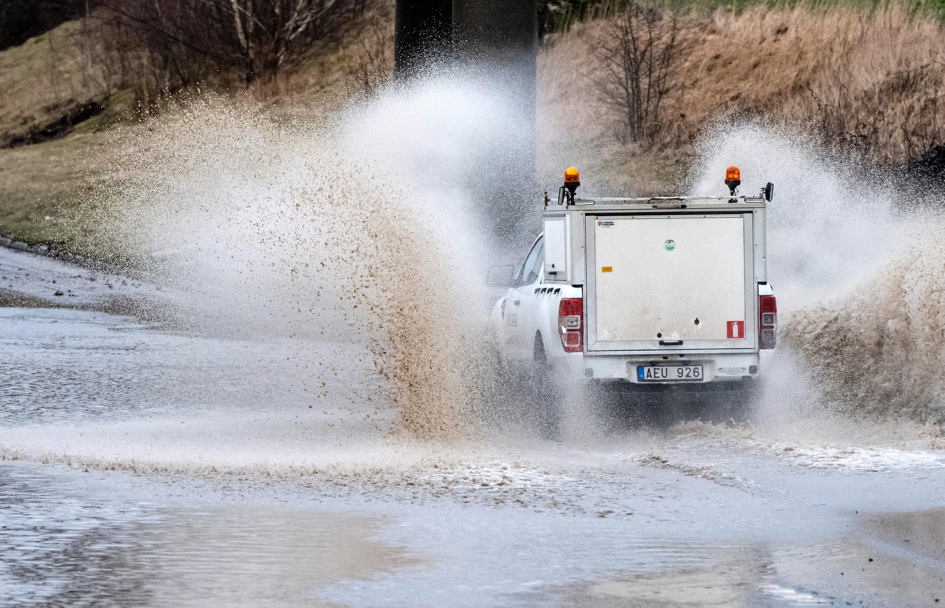 Översvämningarna kommer att öka i takt med att vädret blir mer extremt – och ställer hårdare krav på vägarna. Här är det väg 107 mellan Ödåkra och Ängelholm som översvämmats i samband med att stormen Franklin nådde Sverige. Arkivbild.