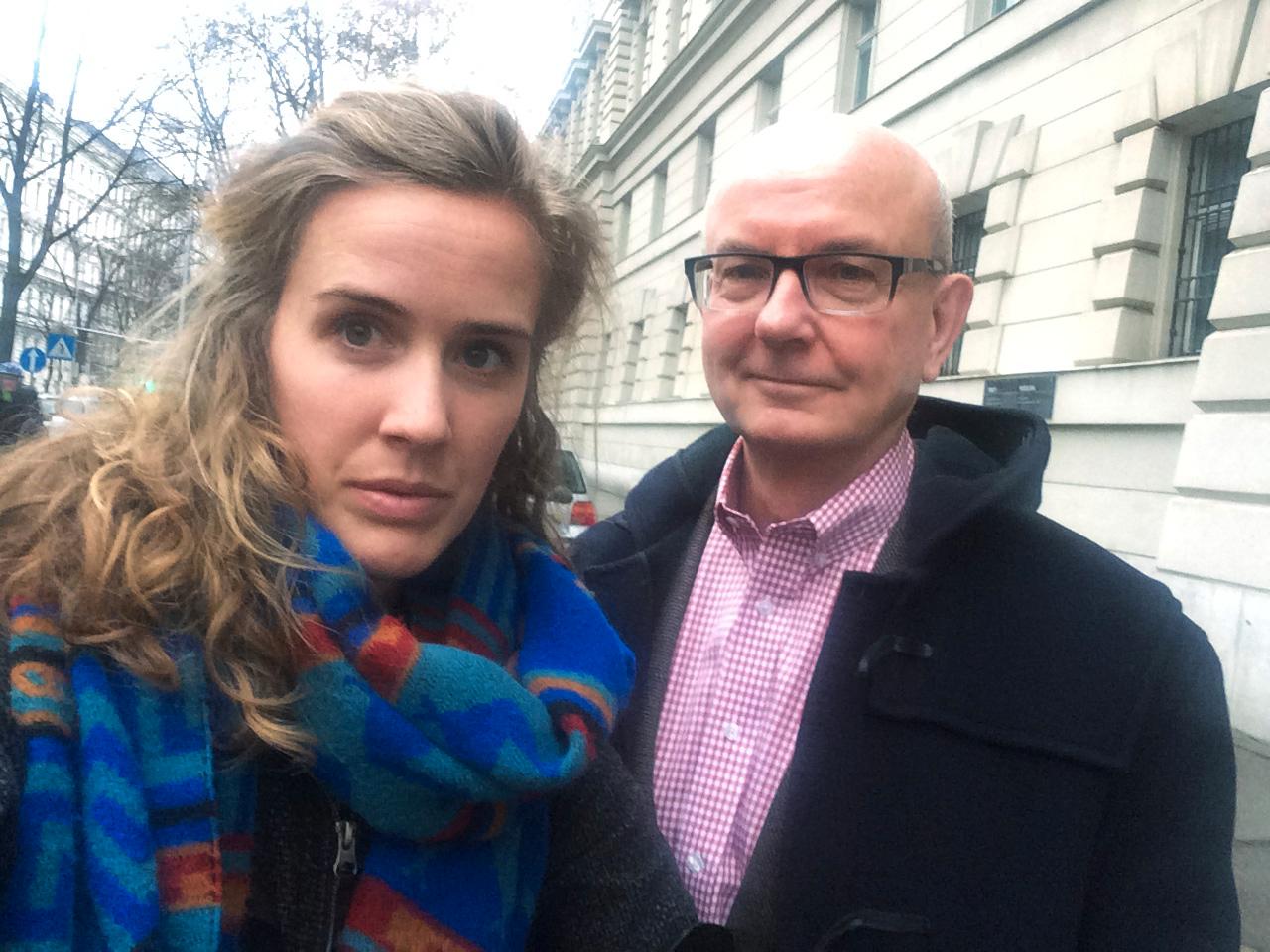 Aftonbladets Anna Tärnhuvud och Peter Kadhammar på plats utanför rättssalen i Wien.