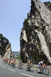 HÖGA BERG   men inte så många djupa dalar fick cyklisterna utstå i den 14:e etappen på Tour de France.
