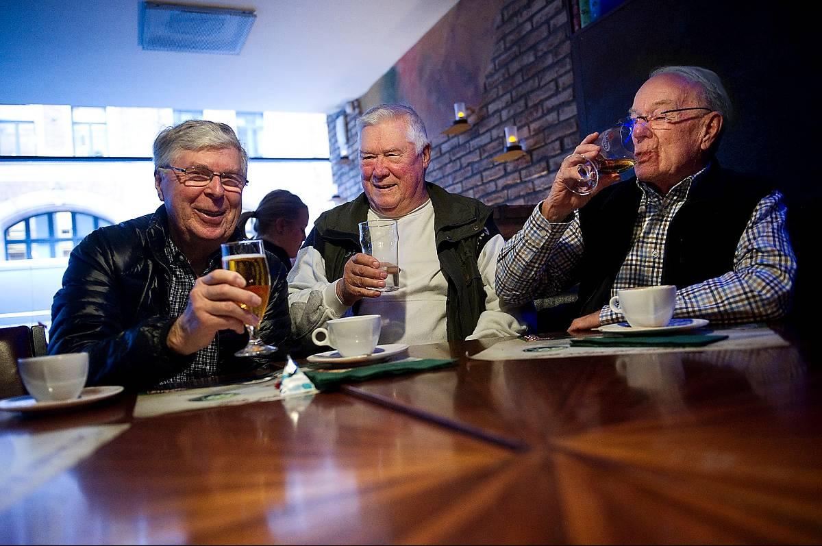 Skål för livet! Tommy Danielsson, Lennart Malmqvist och Ingvar Sternley är alla 76. Och njuter av livet. De lever hälsosamma liv och förvånas inte över att den nya studien visar att måttliga mängder alkohol bara är nyttigt. ” Det tror vi på”, säger Ingvar Sternley.