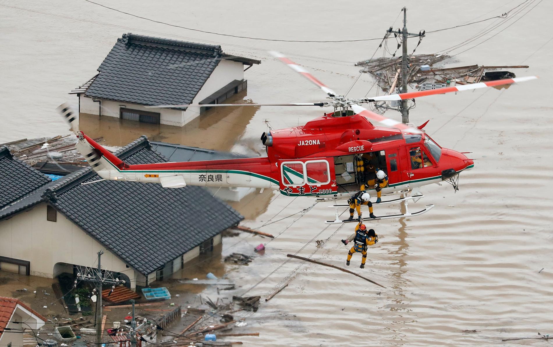 En människa räddas från sitt hus i Kurashiki i prefekturen Okayama.