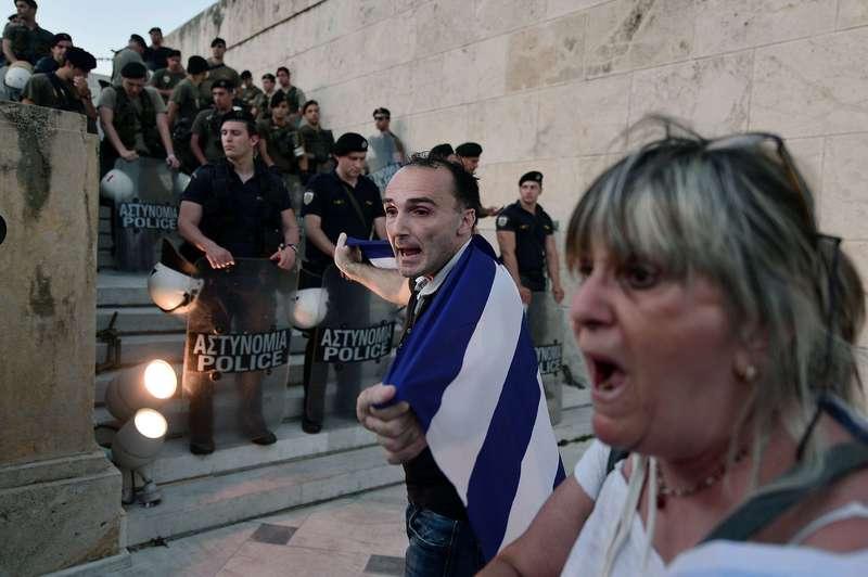 Ett land i uppror. Efter beskedet från Bryssel protesterar Grekland mot uppgörelsen. 61 procent röstade för drygt en vecka sen nej till nya sparkrav - sparkrav som premiärministern Alexis Tsipras nu gått med på för att få ett tredje stödpaket från euroländerna. Foto