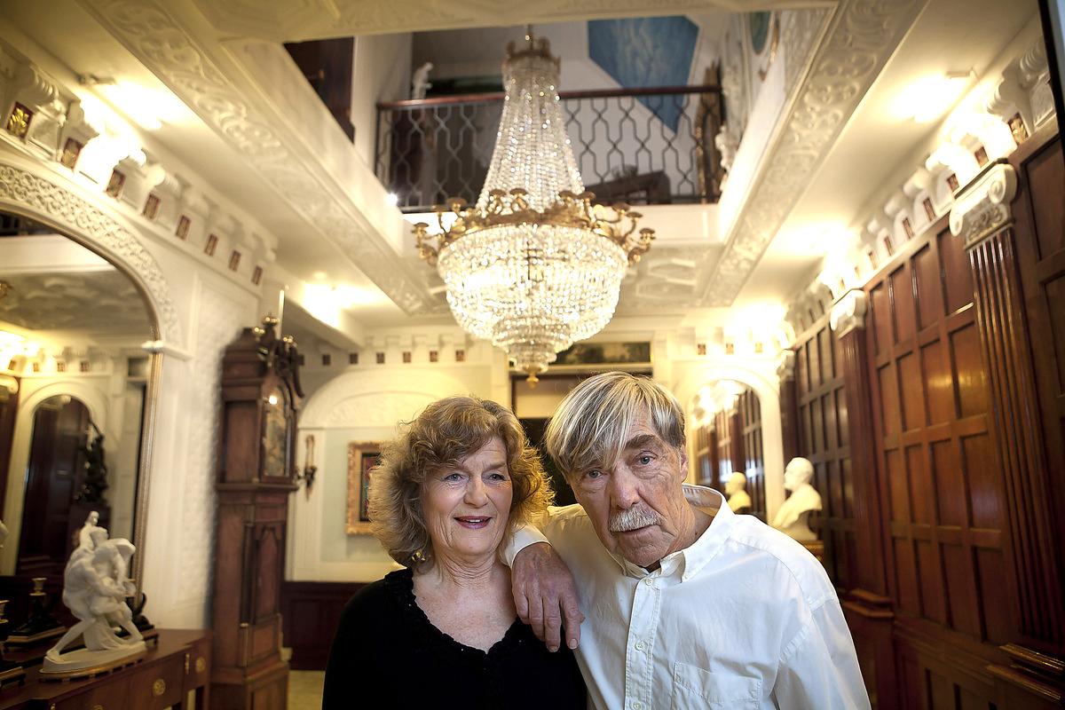 Säljer sitt livsverk Vera och Gunnar har ägnat 30 år till att fullända sitt hus. Nu säljer de – för att inreda ett annat hus.