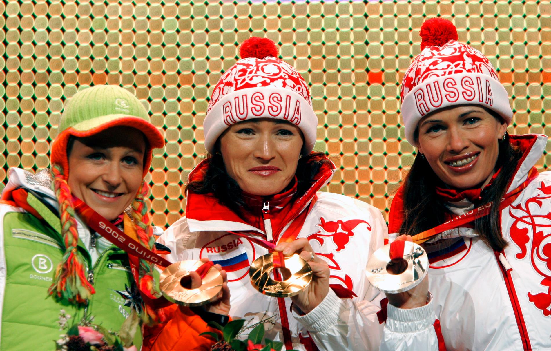 Svetlana Ishmouratova (i mitten).